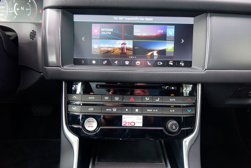 Eine gute Lösung ist das Infotainment-Navisystem in Kombination mit dem Dual-View-Screen, mit dem die vorderen Insassen über den gleichen Monitor unterschiedliche Inhalte sehen können. (Sven Prawitz/»Automobil Industrie«)