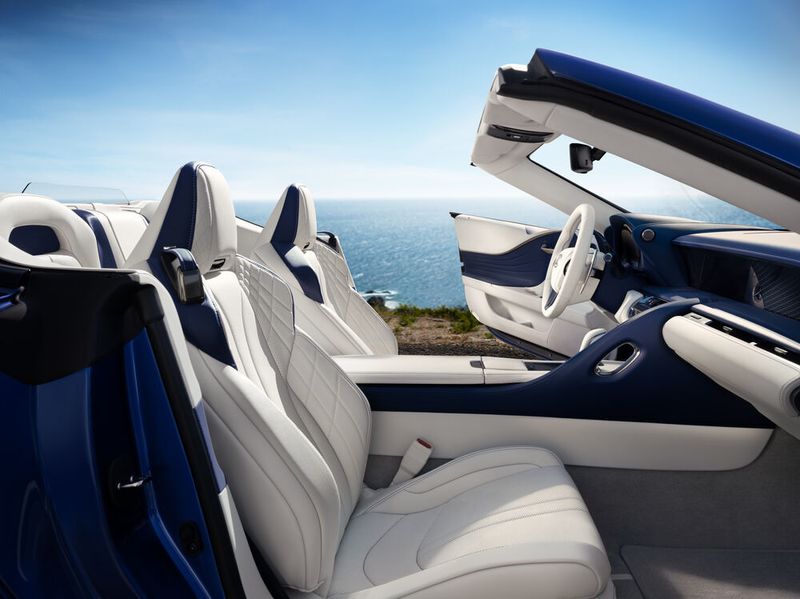 Typisch Cabriolet mit Anspruch: Ein Nackenfön verhindert bei niedrigen Außentemperaturen einen verkühlten Nacken. (Dean Sokolovski/Lexus)