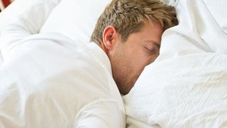 Eine aktuelle Studie hat ergeben, dass sich an Gehirnwellen während des Tiefschlafs in einem bestimmten Gehirnareal ablesen lässt, wie kooperativ und prosozial ein Mensch im Alltag ist. (Symbolbild) (Bild: Light Impression - stock.adobe.com)