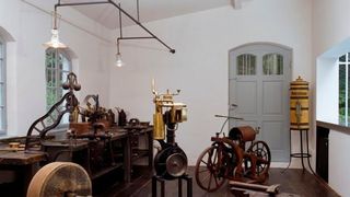 Gottlieb Daimler und Wilhelm Maybach entwickelten im Cannstatter Gartenhaus den ersten schnelllaufenden Benzinmotor der Welt. (Daimler AG)