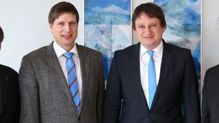 Geschäftsführungswechsel bei Micro-Epsilon: Dr. Thomas Wisspeitner und Dr. Alexander Wisspeitner treten die Nachfolge von Johann Salzberger an (Im Bild: Prof. Dr.-Ing. Martin Sellen, Dr. Thomas Wisspeitner, Alexander Wisspeitner und Johann Salzberger v.l.). (Bild: Micro-Epsilon)