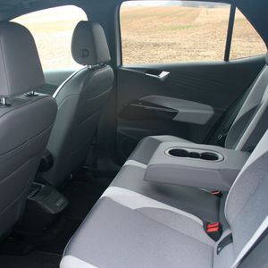 Die Rücksitze sind höher angeordnet als die Vordersitze. Das verschafft den Insassen Beinfreiheit, allerdings ist dadurch der Laderaum bei umgeklappten Sitzen nicht mehr eben.(Bild:  Auto-Medienportal.Net)