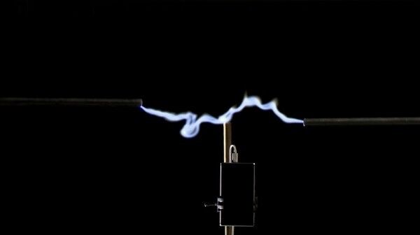 Blitzlader: Forscher der University of Southampton und Nokia haben einen Weg gefunden, den Akku eines Mobiltelefons mithilfe eines Blitzes zu laden (Bild: TDHVL)