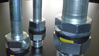 Stimmen die gelben Markierungen mit den Öffnungen des Indikatorringes überein, ist das richtige Anzugsmoment erreicht. (Bild: konstruktionspraxis / D.Quitter)