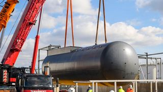 Mit einem Tankbehälter installiert Haltermann Carless das letzte Schwerbauteil für die neue Hydrieranlage am Standort Speyer. (Klaus Venus)