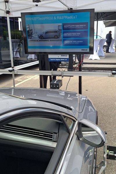 Für sein Multimarken-Kalibiersystem „TechPRO Digital ADAS 2.0 Extra“ bietet Mahle in Kooperation mit dem Unternehmen Rohde & Schwarz jetzt den Radar-Tester „RadEsT“ an. Das Gerät lässt sich am Querbalken des Kalibiersystem befestigen und ermöglicht, die Erkennung von Objekten vor dem Fahrzeug qualitativ zu beurteilen. (Bild: Dominsky – VCG)