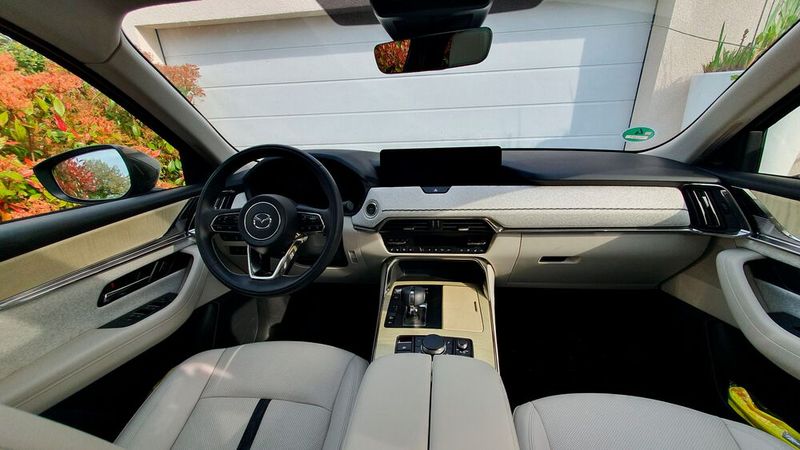 5. Der Innenraum: Das helle, elegant gestaltete Interieur mit den weichen Nappa-Ledersitzen ist ein echter Hingucker. Die Materialien fühlen sich hochwertig an und die Verarbeitung ist top. Das Cockpit wirkt aufgeräumt und ist eines der letzten in dieser Fahrzeugklasse, in dem der Bildschirm nicht das dominierende Element ist. Die Mittelkonsole wirkt trotzdem recht wuchtig. (Bild: Mauritz – VCG)