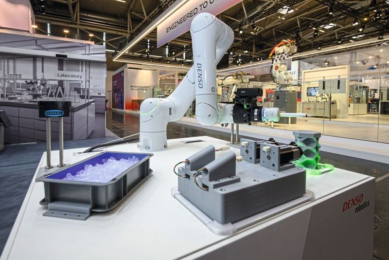 Präzision im Bruchteil einer Sekunde: Detailaufnahme des Scara-Roboters HSR-055 beim schnellen und millimetergenauen Greifen von Kleinteilen aus einer Matrix. (Bild: Denso Robotics)