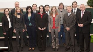 Die Übergabe des Kooperationspreises an das Inchron-Team. Hintere Reihe v.r.: Matthias Dörfel, Managing Director Research and Development bei Inchron, Prof. Frank Slomka, Direktor des Instituts für Echtzeitsysteme der Uni Ulm. (.) (Archiv: Vogel Business Media)