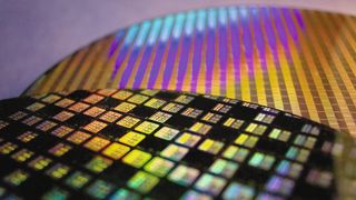 Bevor die fertig prozessierten ICs auf den Wafern in der Elektronikfertigung eingesetzt werden können, müssen sie gehäust werden. Dieses Packaging hat sich vom kaum beachteten letzten Schritt in der Chipfertigung zu einer eingnständigen Hightech-Industrie entwickelt. (Bild: TSMC)