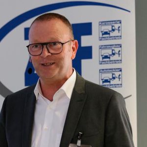 Guido Kutschera, Geschäftsführer Dekra Automobil GmbH, erläuterte, das sein Unternehmen den Lausitzring zum Technologie-Standort für das Autonome Fahren entwickeln will.(Bild:  Klasing)