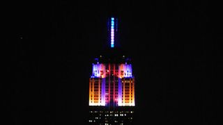 Das Empire State Building erstrahlt im neuen LED-Glanz (Philips)
