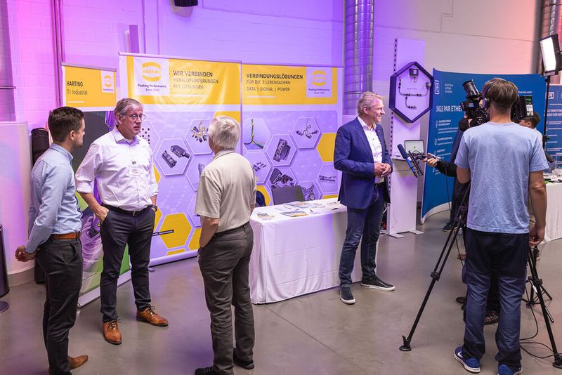 16. Anwenderkongress Steckverbinder: Der Tag 2 auf dem Steckverbinderkongress 2022 hatte den Themenschwerpunkt auf Oberflächen und Werkstoffen. Das umfasste die Konfektion Schwerer Steckverbinder für den Schaltschrankbau ebenso wie Hochstromkontakte für die E-Mobilität und funktionalisierte Oberflächen im Einsatz auf der ISS im Weltraum. (Bild: Elektronikpraxis)