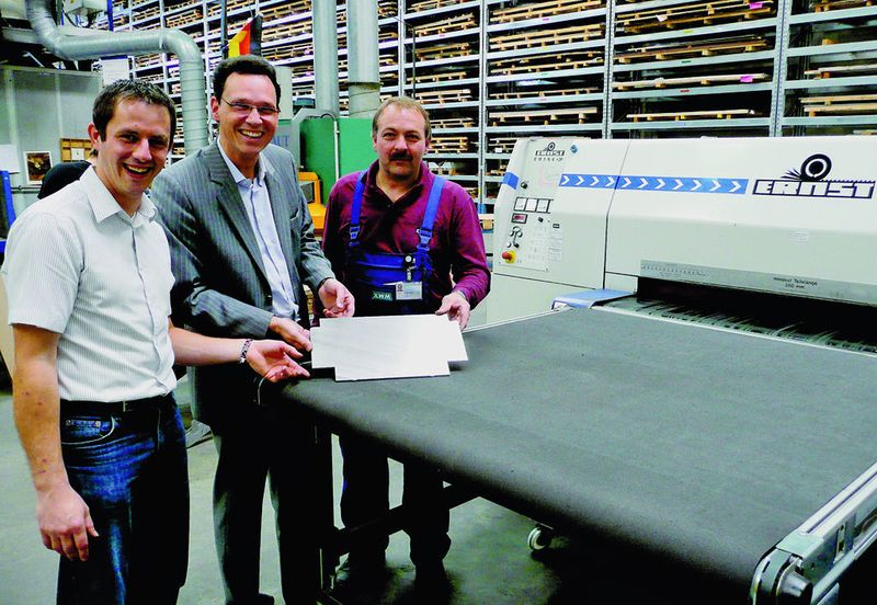 Ein Team, das sich mit dem richtigen Schliff beziehungsweise der Entgrat-technik bestens auskennt: (von links) Holger Guddat, Assistent der Geschäftsleitung bei Weisshaar, Markus Lindörfer, geschäftsführender Gesellschafter der Paul Ernst Maschinenfabrik GmbH in Eschelbronn, und Jürgen Braun, Maschinenbediener bei Weisshaar. Bilder: Kuhn (Archiv: Vogel Business Media)