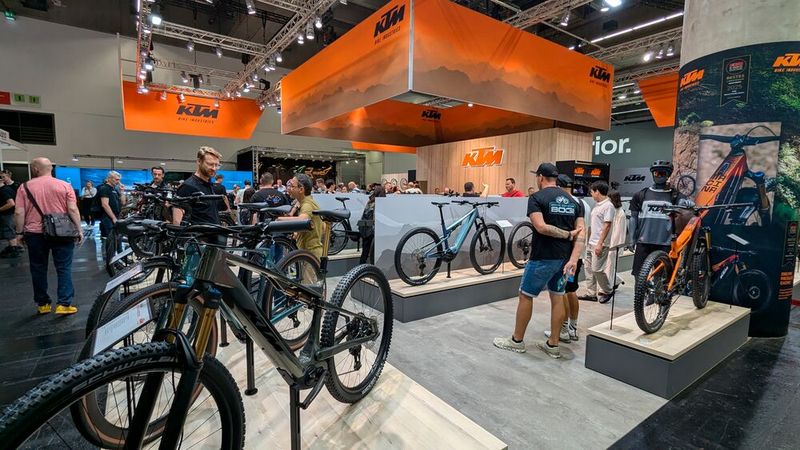 Allenthalben begegnete man auf der Messe bekannten Größen und Vertetern der Verbrennungsmotorbranche. (Bild: Dominsky – VCG)