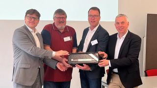 Feiern 25-jähriges Kanban-Jubiläum (v.l.): Martin Jauss (EVP der Würth Group & CEO bei Würth Industrie Service), Uwe Busch (Disponent Handelsteile Bei Kannegiesser), Jörg Stichnoth (Leitung AV/Disposition Werk Sarstedt bei Kannegiesser) und Jörg Ruppelt (Senior Account Manager bei Würth Industrie Service). (Bild: Würth Industrie Service)