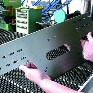 Das gelochte Teil wurde bei Tafferner in Lahnau auf einer Durma CNC-Stanz-Nibbelmaschine vom Typ RP9 gefertigt.