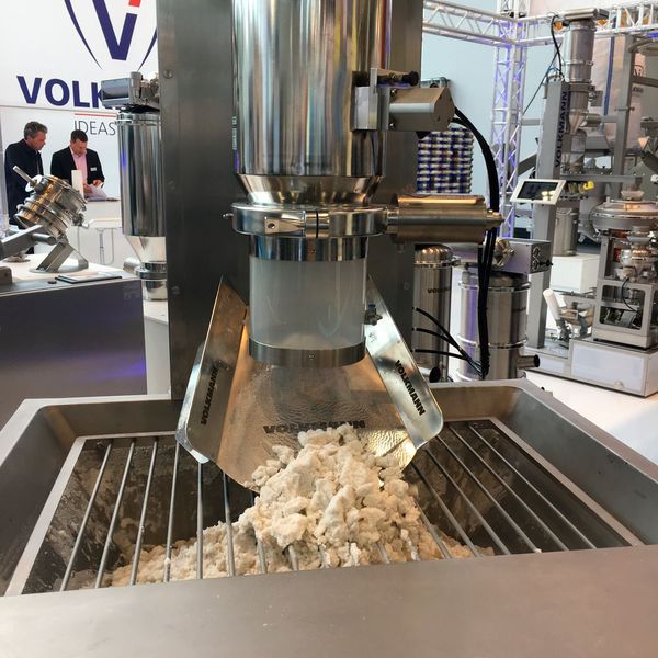 Fachbesucher bekommen auf der Powtech einen umfassenden Überblick zum aktuellen Stand der Pulver-, Granulat- und Schüttguttechnologien. Auf der Powtech 2019 präsentieren Aussteller ihre Weiterentwicklungen zu mechanischen Prozessen wie Zerkleinern, Agglomerieren, Trennen, Sieben, Mischen, Lagern und Fördern. Aber auch übergeordnete Themen wie Explosionsschutz, Hygienic Design und High Containment spielen eine zentrale Rolle. (Bild: Kielburger / PROCESS)