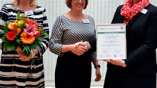 Ausgezeichnete Initiative: (v. re.) Julia Maxi Bauer (FitDeH) übereicht die Urkunde an Claudia Kefferpütz und Saskia Wedekind. (Foto: Promotor)