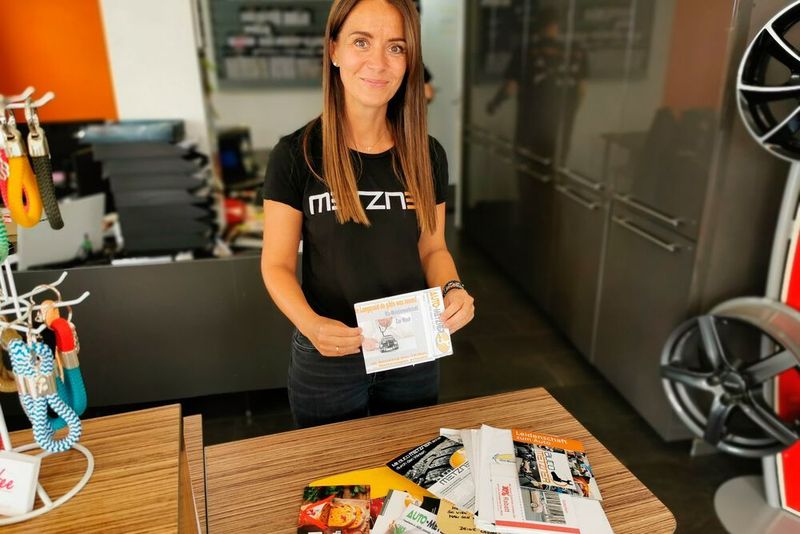Katja Metzner gestaltet sämtliche Werbeartikel wie Anzeigen, Broschüren und die Firmen-T-Shirts selbst. (Holz / »kfz-betrieb«)