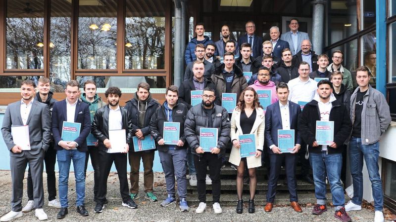 Nach dreieinhalbjähriger Ausbildung freuten sich eine Kfz-Mechatronikerin und 25 Kfz-Mechatroniker der Kfz-Innung Herzogtum Lauenburg über ihre Prüfungszeugnisse. Die Gesellenbriefe überreichte Obermeister Timo Maltzahn bei der Freisprechungsfeier im Quellenhof in Mölln. Die Jungesellin und die Junggesellen erhielten außerdem ihre Abschlusszeugnisse der Berufsschule aus den Händen von Ferdinand Schütt und Rainer Plewe. Prüfungsbester wurde Daniel-Pascal Riedel, der von der Bundespolizei Ratzeburg ausgebildet wurde.  (Bild: Kfz-Innung Herzogtum Lauenburg)