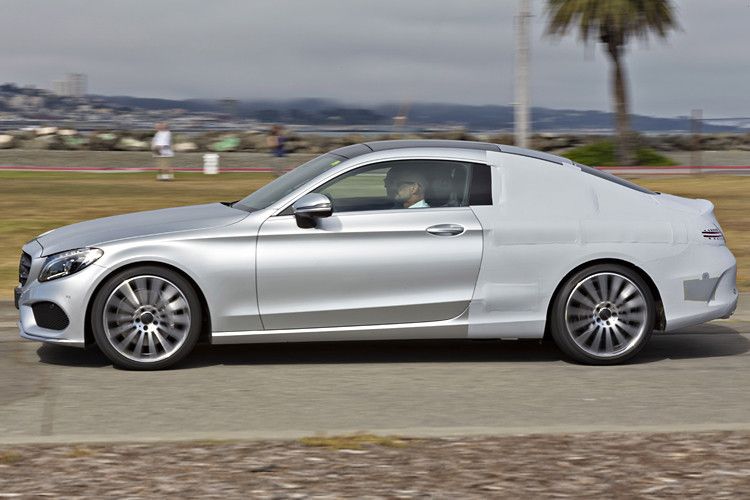 Mit seinem tieferen Schwerpunkt liegt das Coupé nochmals besser auf der Straße als der Viertürer. (Foto: Daimler)