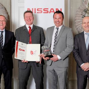 v.l.n.r.: Roger Ehlen (Nissan Center Europe), Robert Gschwend (AH Müller), Stefan Müller (AH Müller), Thomas Hausch (Nissan Center Europe)(Foto:  Nissan)