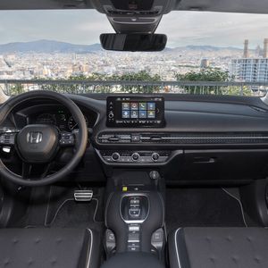 Das Cockpit des ZR-V ist zeitgemäß eingerichtet und auf angenehme Weise aufgeräumt. Materialien und Verarbeitung scheinen dem gehobenen Preisniveau des Japaners angemessen.(Bild:  Honda)