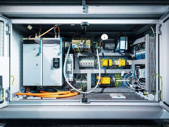 Ziel erreicht: die nachhaltige Reduzierung des Energieverbrauchs durch die Zwischenkreiskopplung. Beim Blick in den Schaltschrank zeigen sich die High-Speed-Servoregler des Typs E°Darc C48 der Unternehmenstochter Eckelmann FCS.(Bild:  Dennis Mätzig / Eckelmann)