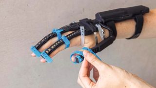 The exoskeleton feels lightweight and can be mounted within seconds. It is powered by two motors on the forearm. (Image:Stefan Schneller, ETH Zurich)