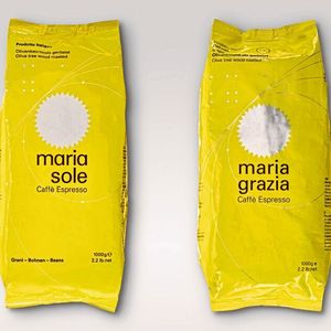 Links das original Verpackungsdesign der Caffè Cultura GmbH (Düsseldorf), rechts das Plagiat der Torrefazione S. Francesco SAS (Bastia Umbra, Italien). Caffè Cultura besitzt laut Aktion Plagiarius e.V. seit 2016 die Markenrechte an der seit 2008 eingetragenen Marke „Mariasole“ sowie die exklusiven Nutzungsrechte für das bekannte Verpackungsdesign. Der vorherigen Lizenznehmerin wurden alle Rechte an der Marke entzogen und die betrügerische Nutzung der alten Produktkennungen (EAN) für die nachfolgend an den Markt gebrachten Plagiate untersagt. Trotzdem hat die Rösterei Torrefazione S. Francesco S.A.S. Plagiate unter der alten Marke „Mariasole“ und ebenso unter der Bezeichnung „Mariagrazia“ weiter vertrieben. Um eine Abgrenzung zu den Plagiaten vorzunehmen, musste Caffè Cultura sein Verpackungsdesign ändern, obwohl es alle gewerblichen Schutzrechte für das bekannte Design besitzt. 