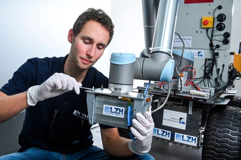 The Moonrise laser in action on the MIRA3D Rover: The laser is the size of a juice box and stands up to the harsh conditions in space. (Image:LZH)