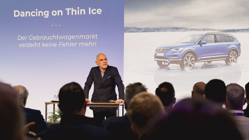 Eröffnungsredner des Kongresses war Thomas Stenzel, Geschäftsführer von Car Observer. Er appellierte an die Zuhörer, wachsam zu bleiben; denn der Gebrauchtwagenmarkt verzeiht keine Fehler. (Bild: Stefan Bausewein)