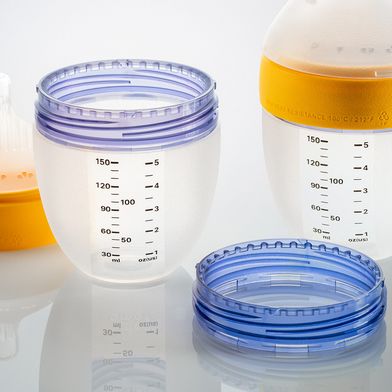 Der umspritzte Ring im Silikonkörper der neuen Babyflasche von Comotomo besteht aus dem BASF-Polyphenylsulfon Ultrason P 2010, eingefärbt mit einem spezifischen Blau aus dem Colorant Chromatics-Sortiment von Avient. (Bild: BASF)