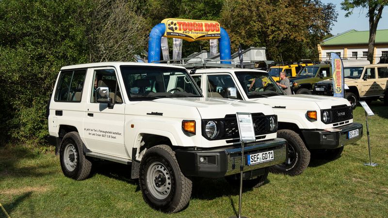Bereits während des Zweiten Weltkriegs bekam Toyota den Auftrag, einen eigenen „Nachbau“ des amerikanischen Jeep auf die Räder zu stellen. Vom „AK10“ entstanden nur wenige Prototypen. 1950 begann Toyota anlässlich einer Rüstungsausschreibung der militärischen japanischen „Nationalen Polizeireserve“ (Vorläufer der Japanischen Streitkräfte) mit den Arbeiten am Prototyp eines Geländewagens, der 1951 als „BJ“ hergestellt wurde. Da Toyota die Ausschreibung nicht gewann, wurde der BJ nur von japanischen Behörden, Forstverwaltungen und dem in Japan stationierten amerikanischen Militär eingesetzt. 1954 wurde der BJ in Land Cruiser umbenannt und feierte sein internationales Debüt. (Bild: Toyota)