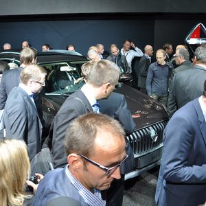 Viele wollten das Auto sofort näher in Augenschein nehmen.(Foto:  Wehner)