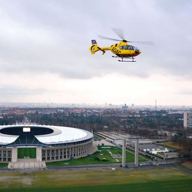For almost 40 years, the rescue helicopter "Christoph 31" was in operation high above the rooftops of Berlin. In the image, the Olympic Stadium is not far away. (Image:ADAC Air Rescue/Stephan Bartsch)