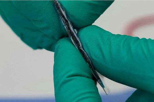 Der offene Zugang ist für die Schweiz von strategischer Bedeutung. Batteriezellen sind ein Kernelement der Energiewende und der industriellen Wertschöpfung, doch entsprechende Infrastrukturen sind international nach wie vor stark konzentriert. Im Bild: Festkörperzustand einer Lithium-Metall-Batterie.(Bild:  CSEM)