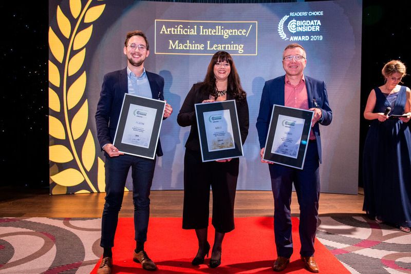 In der Kategorie Artificial Intelligence/ Machine Learning gewinnt IBM den Award in Platin. Gold geht an Splunk und Silber an Intel. Von links: Matthias Biniok (IBM), Sabrina Wagner (Splunk) und Stephan Gillich (Intel). (artful rooms / VIT)