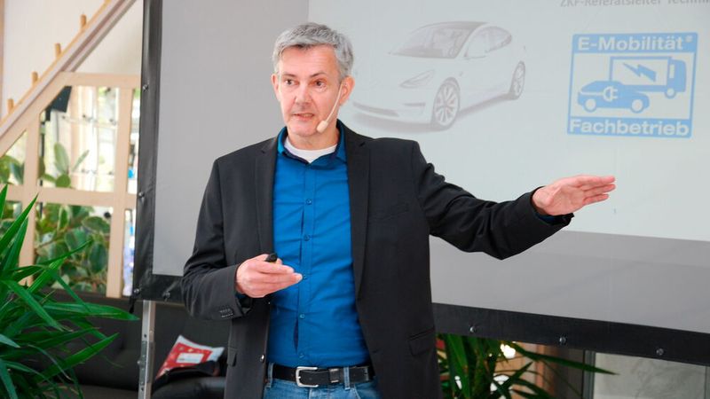 Michael Zierau, Technischer Leiter des ZKF, vertiefte die Informationen zum Fachbetrieb für E-Mobilität. (Bild: Wenz|»Fahrzeug+Karosserie«)