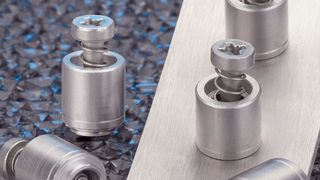 Die Einpress-Schnellverschlussschrauben PEM PFC4 von Penn Engineering ließen sich dauerhaft in Gehäusen aus Edelstahl installieren, ermöglichten bei Bedarf so auch einen einfachen Zugang ins Innere und vermieden dabei die mit losen Schrauben verbundenen Risiken.  (Penn Engineering)