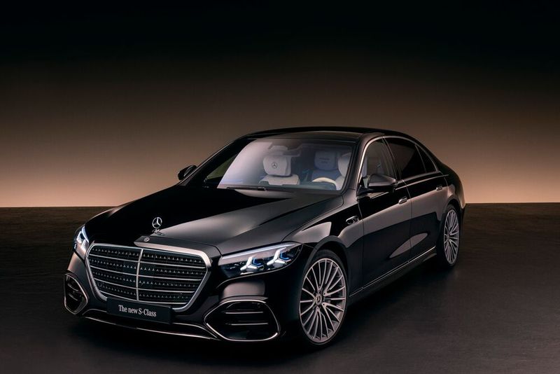 The 2026 model has a fresher and more representative look, with an even larger radiator grille and, for the first time, an illuminated star on the hood. (Image:Mercedes-Benz)