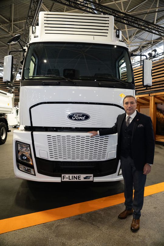 Emrah Duman (Ford Trucks Vice President) präsentiert den neuen F-Line.(Bild:  Ford Trucks International)