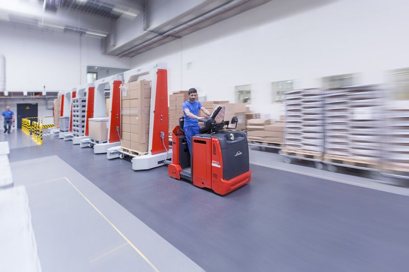 Der Routenzug versorgt alle 20 Minuten auf dem Hinweg die Reinräume mit Rohwaren und Halbfabrikaten und holt auf dem Rückweg Fertigware ab. (Bild: Paul Hartmann)