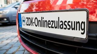 Das Kfz-Gewerbe bietet mit seinem Kooperationspartner „My digital Car“ eine eigene Lösung für Online-Fahrzeugzulassungen. (Bild: KI-generiert)