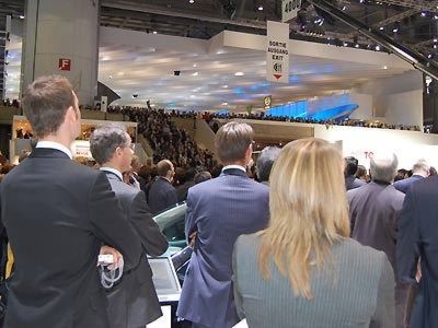 Klein, wendig weiß: Die Präsentation des Toyota iQ lockte die Journalisten in Scharen an den Stand der Japaner. (Archiv: Vogel Business Media)