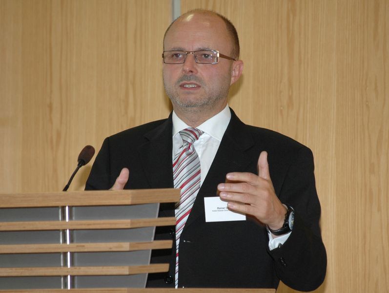 Rainer Gallus, Produktmanagement KUKA Roboter Group, hat Erfahrungen mit „virtuellen Robotern – vom mechatronischen Entwurf bis Anlagensimulation: „ Herausforderung für den virtuellen Roboter ist die Simulation biegeschlaffer Teile“ (Archiv: Vogel Business Media)