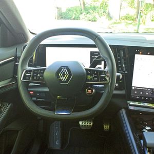 Auch Innen ähnelt manches dem Mégane, zum Beispiel die großen Displays.(Bild:  Sven Prawitz/VCG)