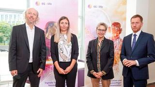 Opening vom „6G-Life-Forschungshub“: Prof. Frank Fitzek, 6G-Life Program Manager Sarah Franke, TUD-Rektorin Prof. Ursula M. Staudinger und der Sächsische Ministerpräsident Michael Kretschmer. (Bild: Sebastian Weingart)