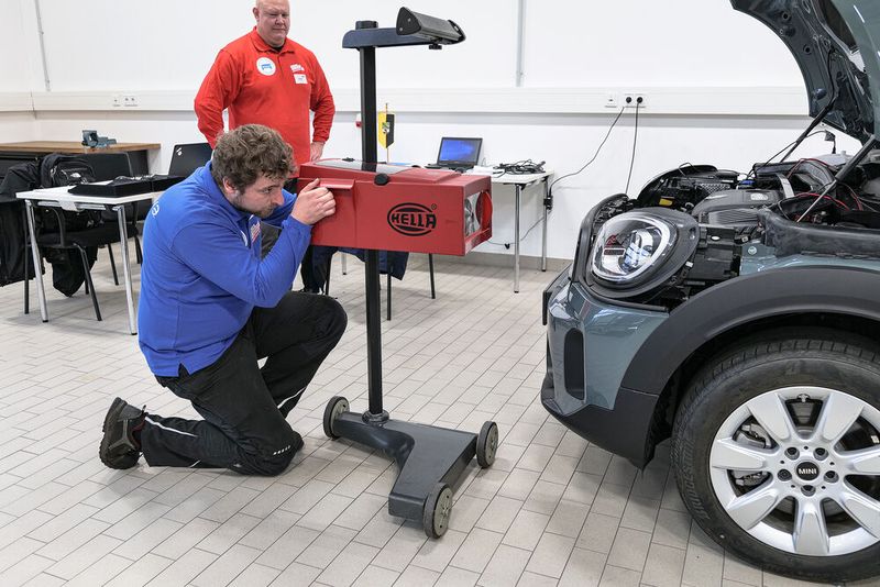 Richard Xavier Wagner bei der Vorbereitung des englischen Autos für die Hauptuntersuchung. (Bild: Schmidt - VCG)
